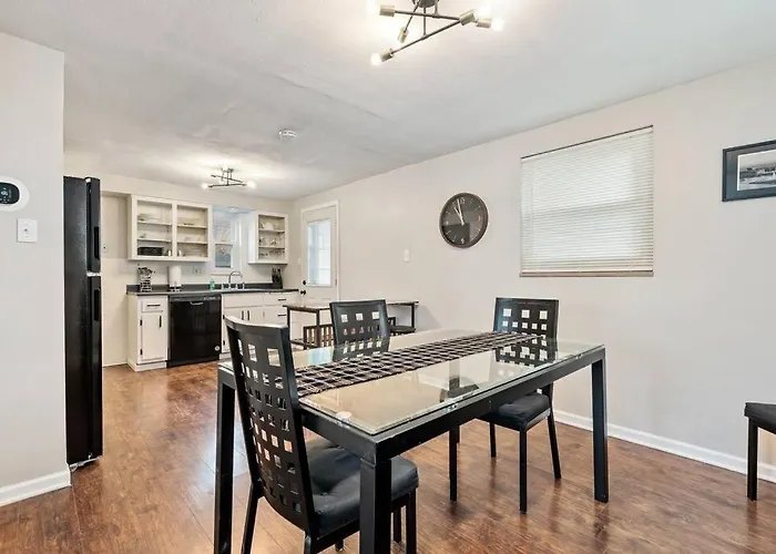 Holiday home Open Floor Spacious Home, 15min From Downtown, Private Garage, Kids Friendly