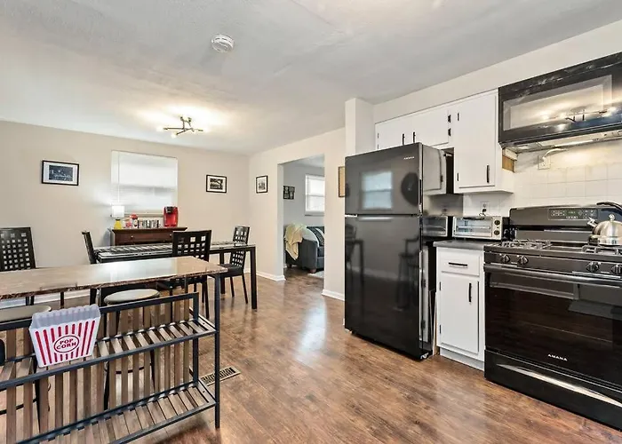 Open Floor Spacious Home, 15min From Downtown, Private Garage, Kids Friendly Holiday home Pittsburgh