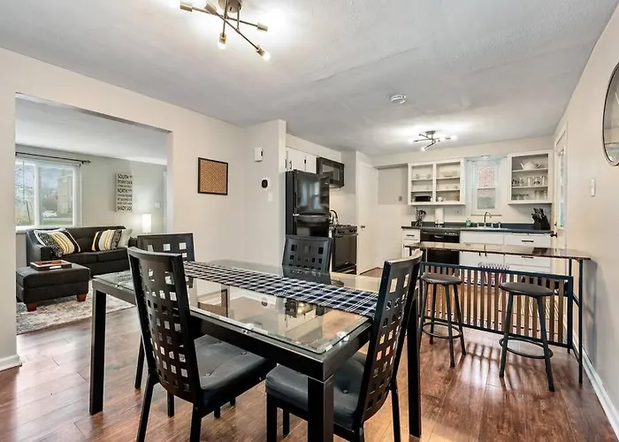 Open Floor Spacious Home, 15min From Downtown, Private Garage, Kids Friendly Holiday home *