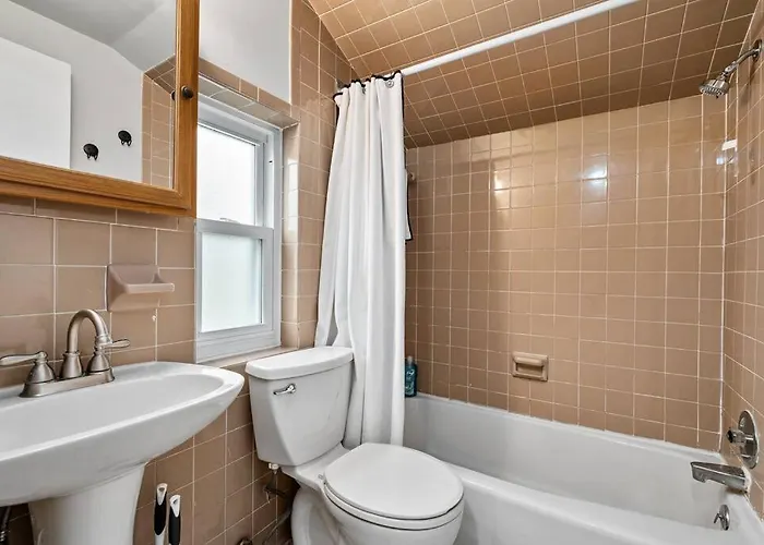 Holiday home Open Floor Spacious Home, 15min From Downtown, Private Garage, Kids Friendly *