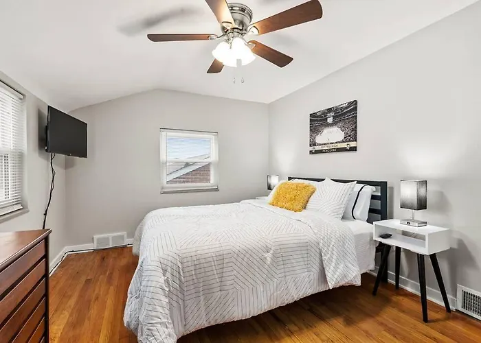Open Floor Spacious Home, 15min From Downtown, Private Garage, Kids Friendly Holiday home Pittsburgh